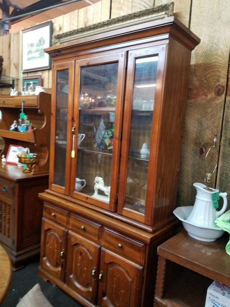 SPECIAL. BRING THIS AD YOURS FOR $100. Broyhill Lenoir House china cabinet exc condition
