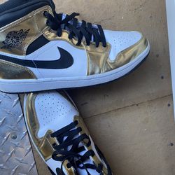 Gold Jordan’s 11.5 Size 