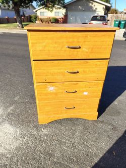 4 drawer wooden dresser (watch video all drawers are good but the first one needs to be put on the track better