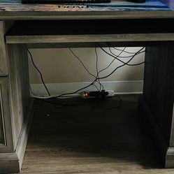 Computer Desk With Four Deep Drawers And Pull Out Middle For Keyboard