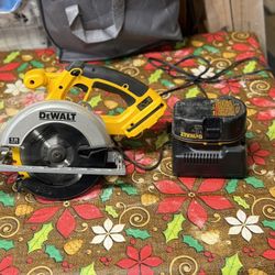 Dealt Battery Saw 