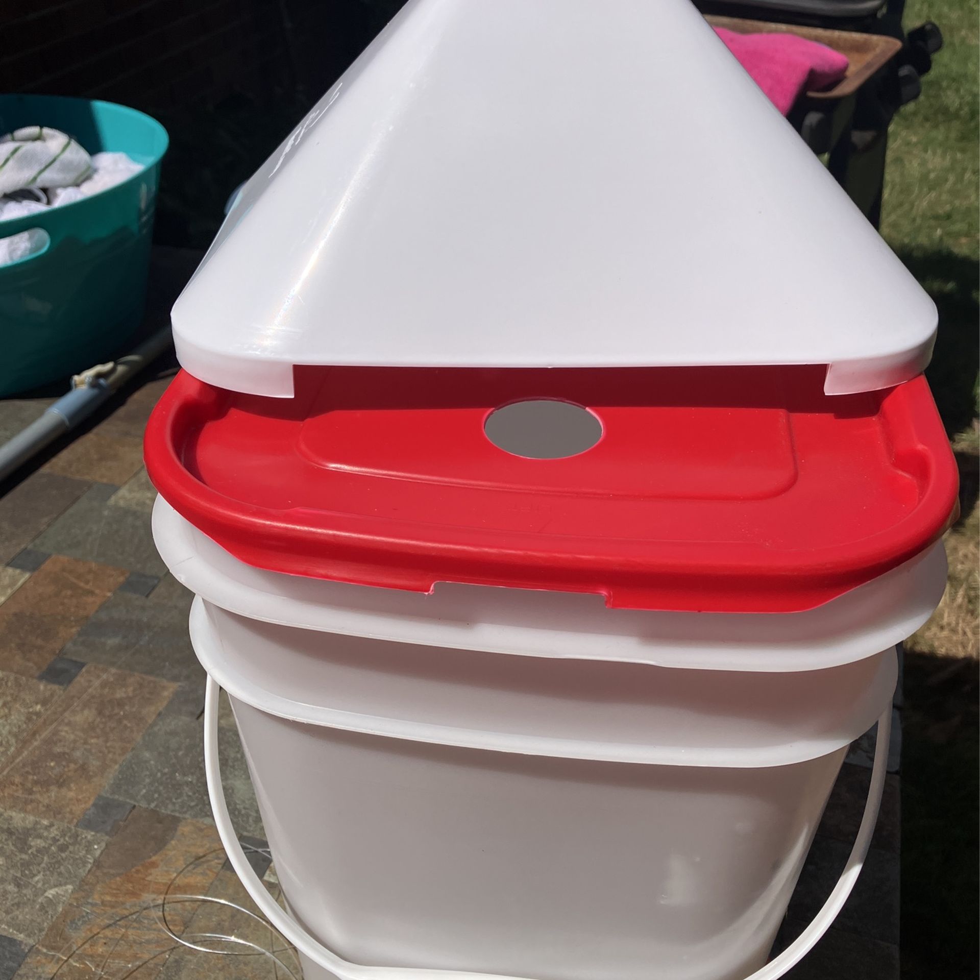 RentACoop 5 Gallon/ 4 Automatic-Fill Water Cup Chicken Waterer - Center Placement