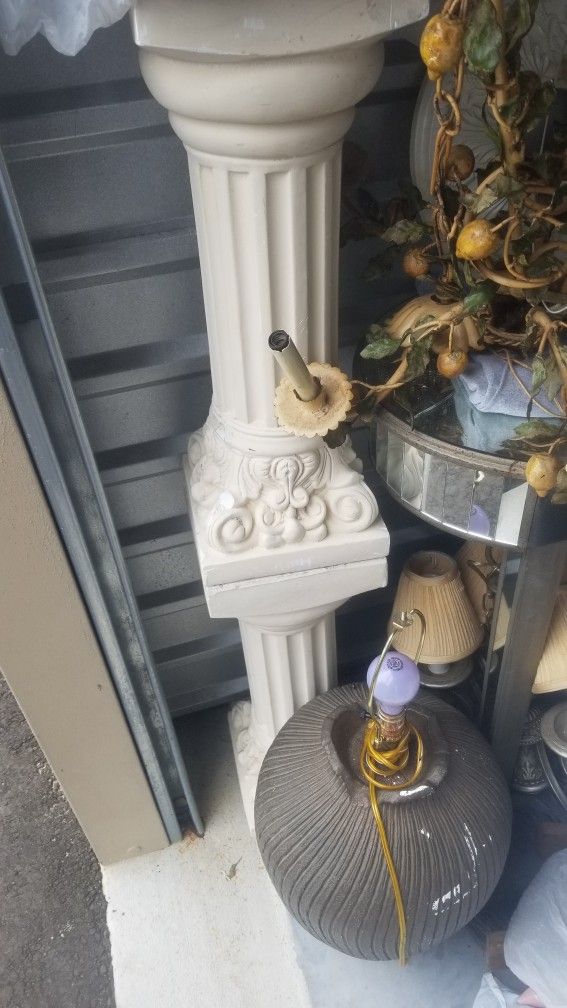2 Antiques Pillars