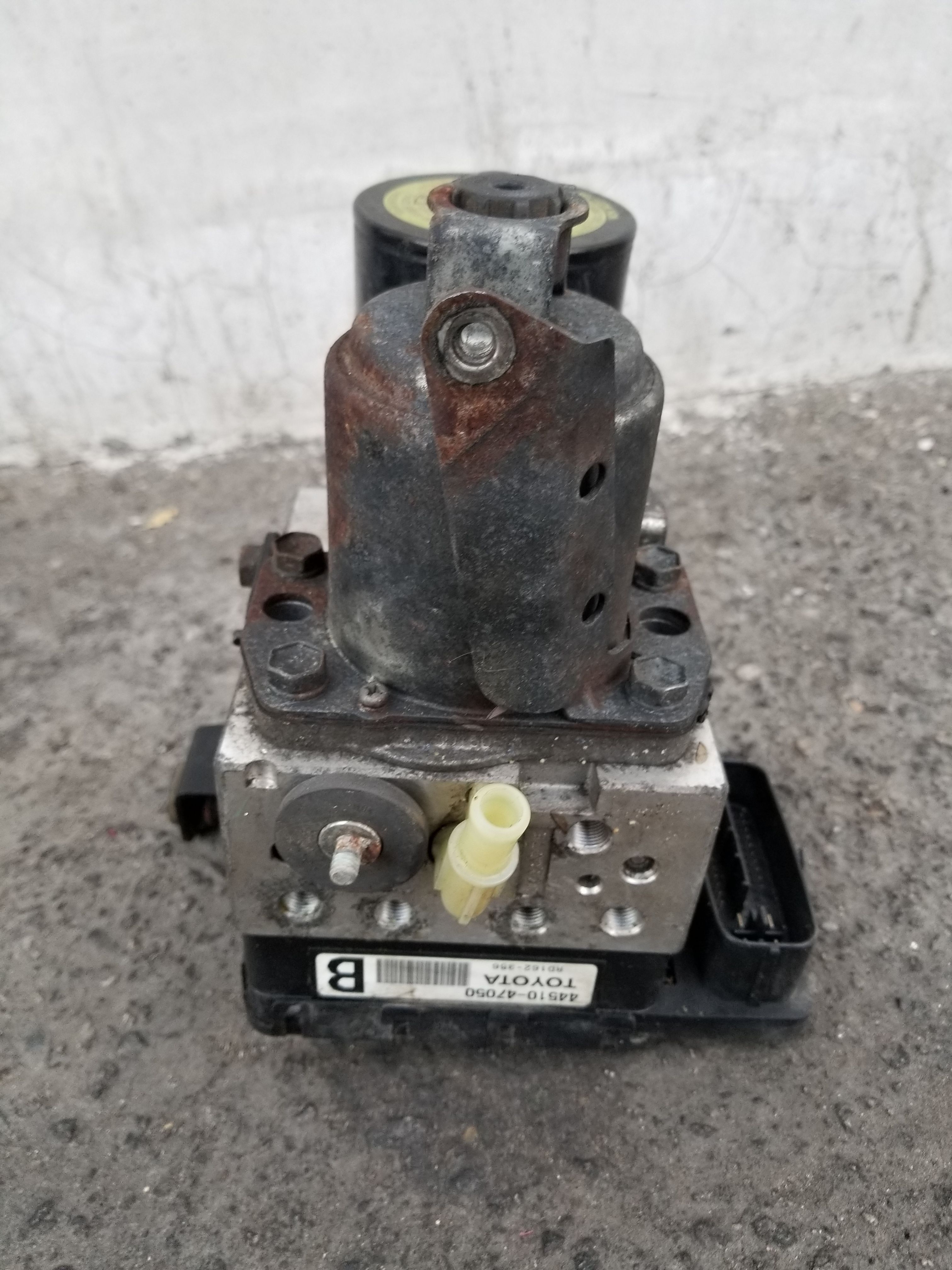 04-09 Toyota Prius ABS Pump accumulator power brake booster 44510-47050
