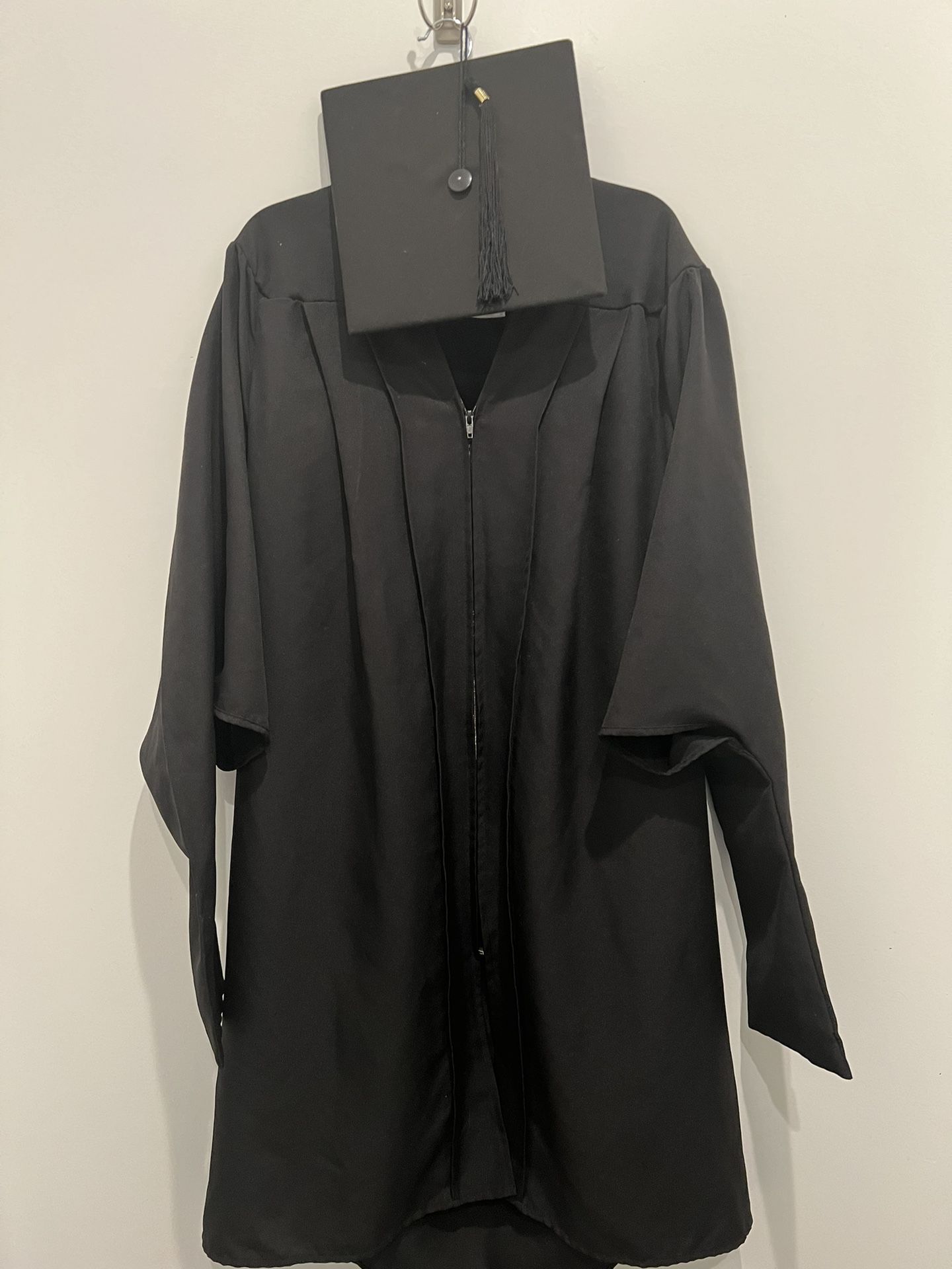 Graduation Cap and Gown - Petite size - It doesn't look like a gigantic gown