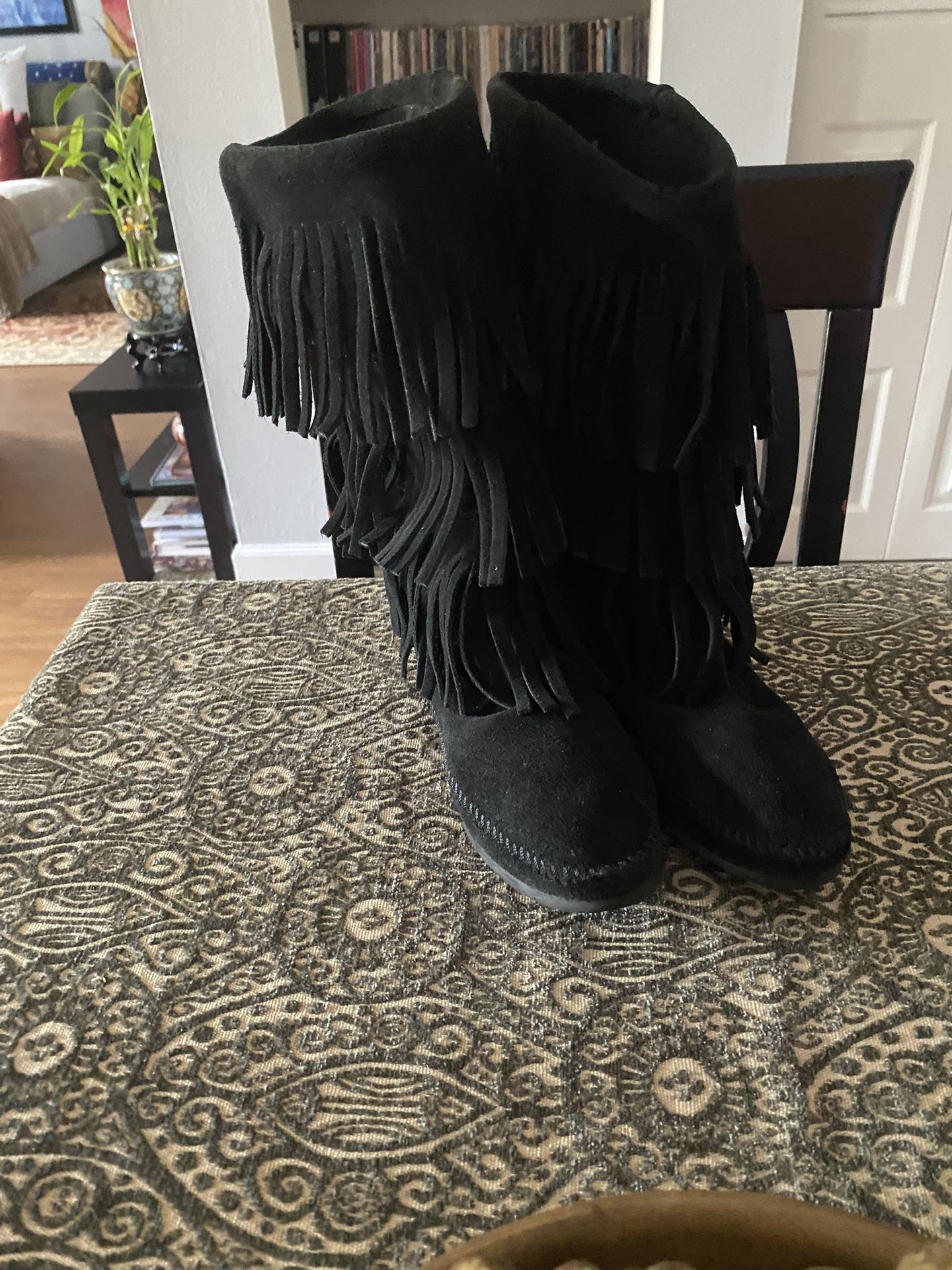🔥Minnetonka 3 Layer Womens Fringe Moccasin Boots - Black  Size 8! 