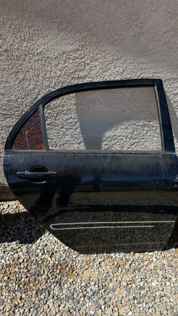 2003-2008 Toyota Corolla rear passenger door no molding