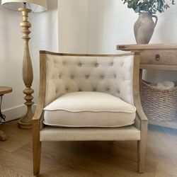 Upholstered accent chair 