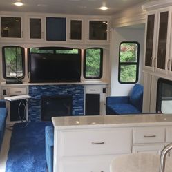 2015 Grand Design Solitude Fifth Wheel 