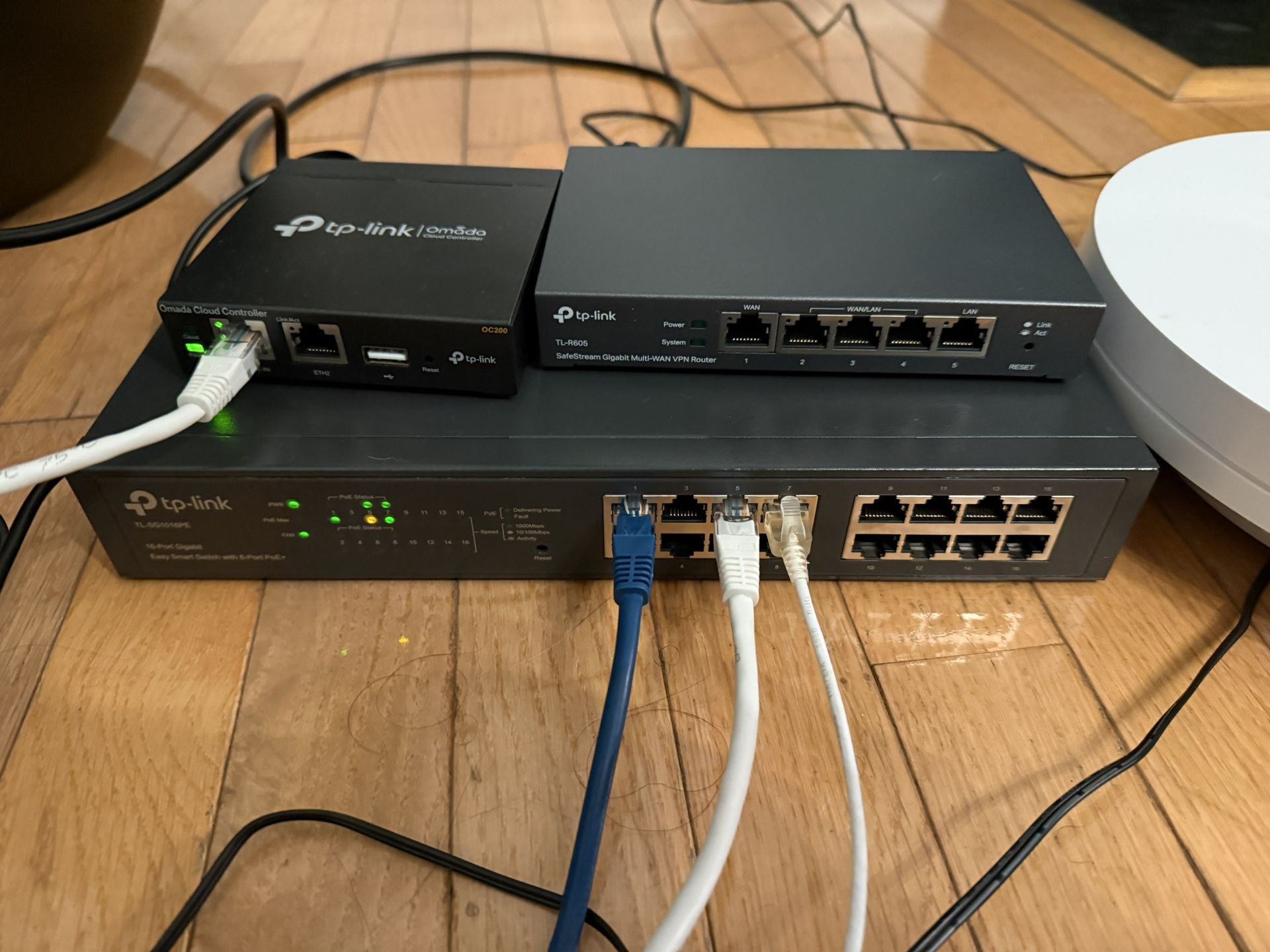 Omada TP-Link Gigabit Router, Controller, And 2 WiFi Access Point  