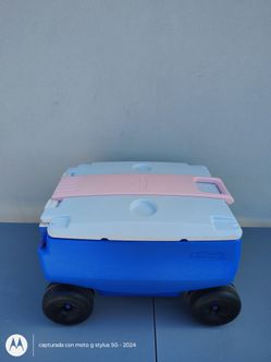 Vintage 90's Rubbermaid rolling ice chest cooler