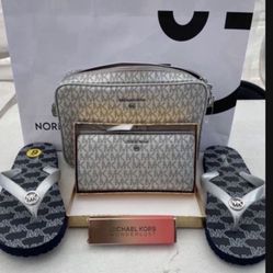 Michael Kors Set NWT Flip flops size 9 Serious inquiries only please  Pick up location in the city of Pico Rivera 