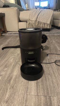 Automatic pet feeder
