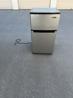 3.1 Cu.ft Refrigerator With Top Freezer Magic Chief