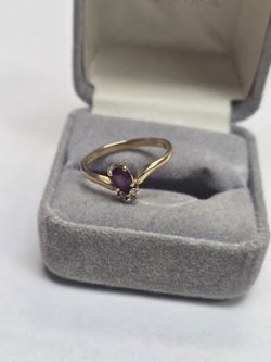 10k Gold purple stone with 3 diamonds. Size 5