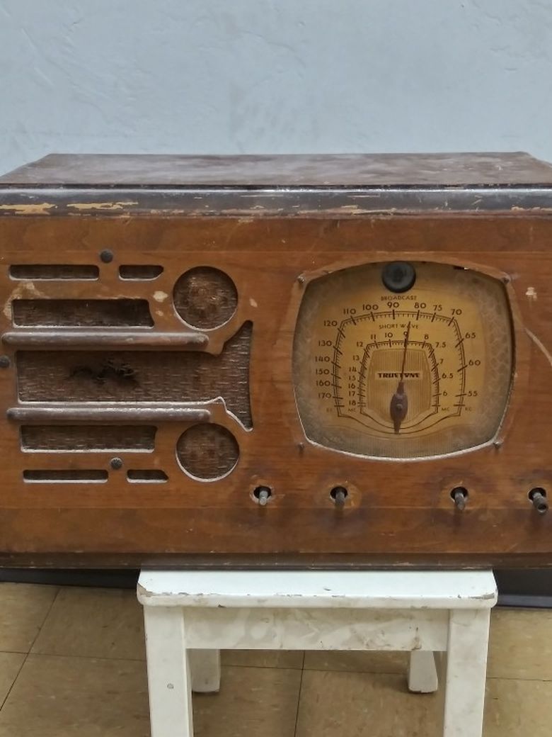 VINTAGE 1940s TRUETUNE TUBE RADIO