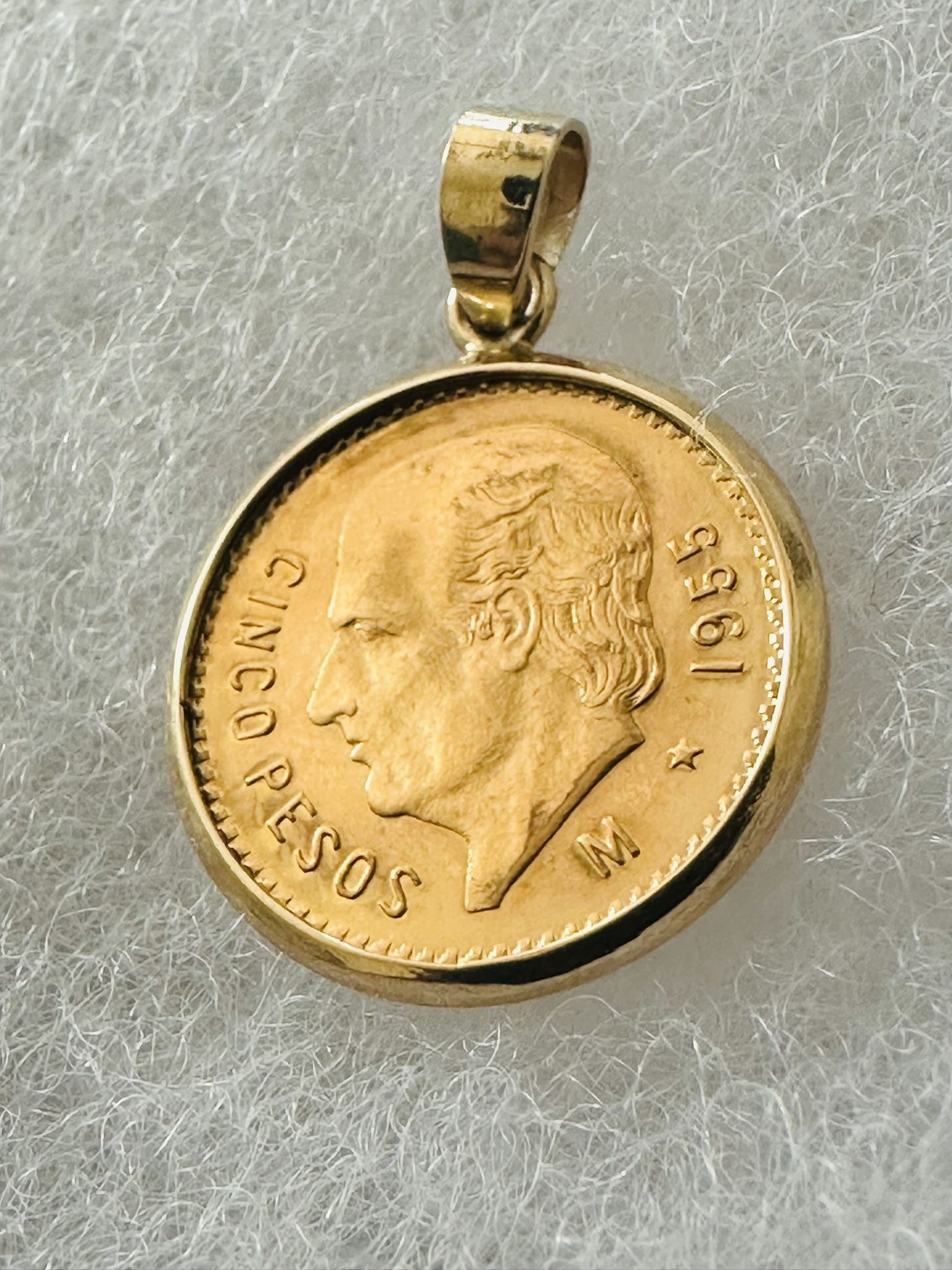 22kt Dije De Oro  Solido 5 Pesos Con Bisel De 14kt 