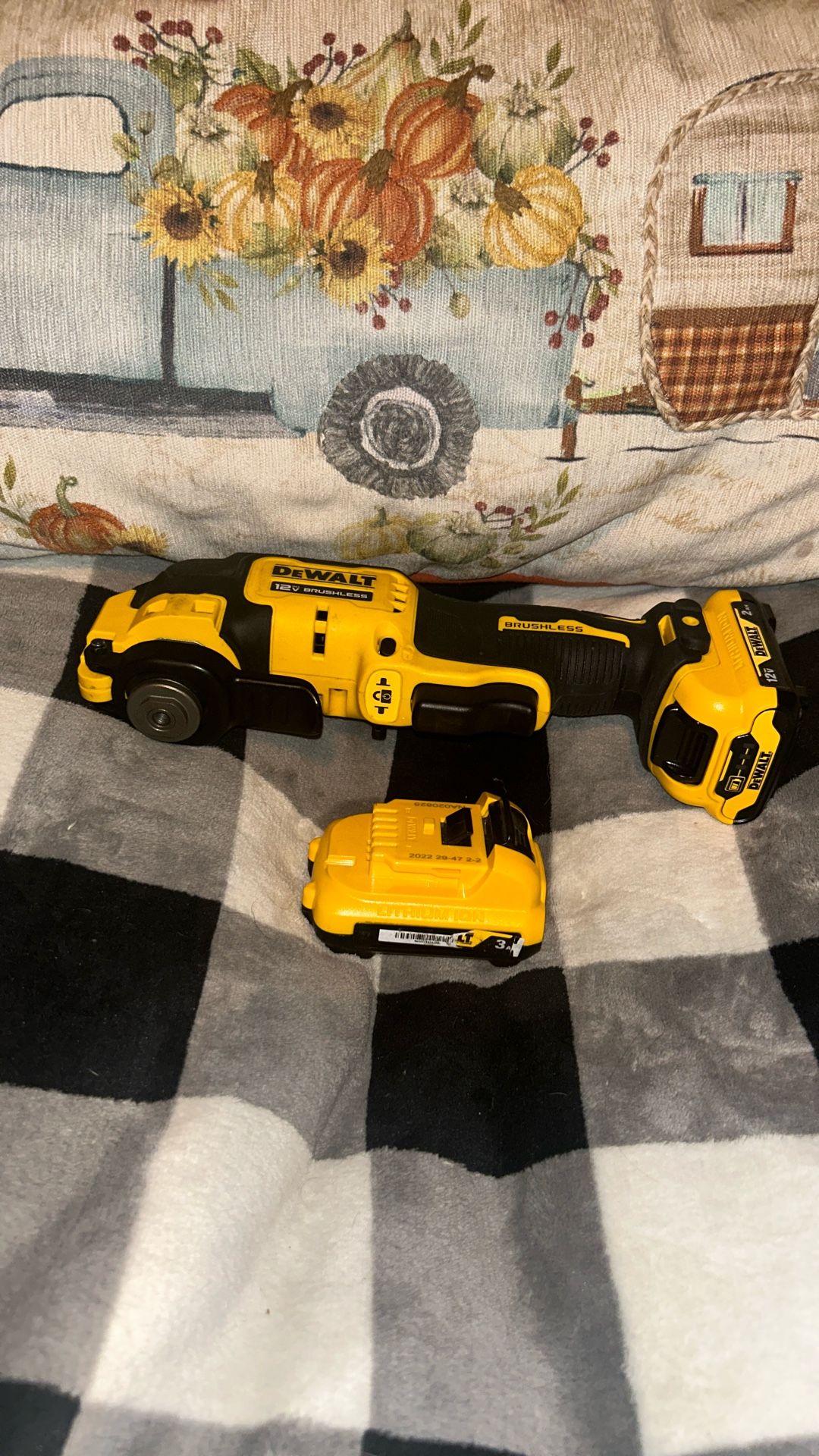 12 V Brushless Dewalt Oscillating Multitool With Two Batteries, No Charger