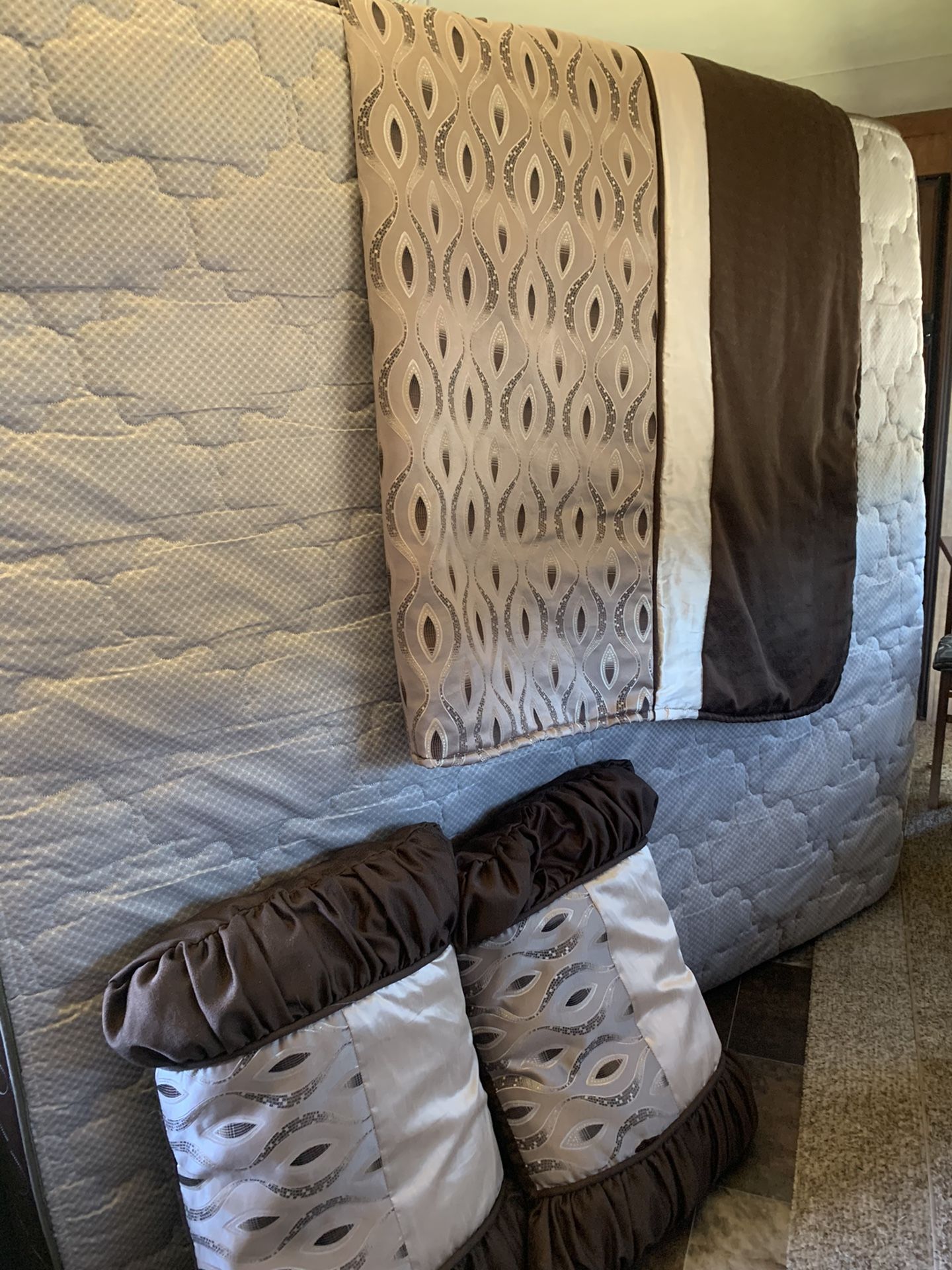 RV king mattress and 2 pillow covers in good condition