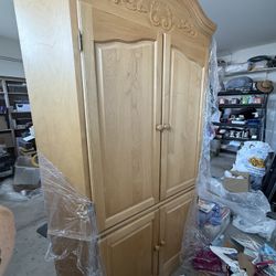 Corner Pine armoire