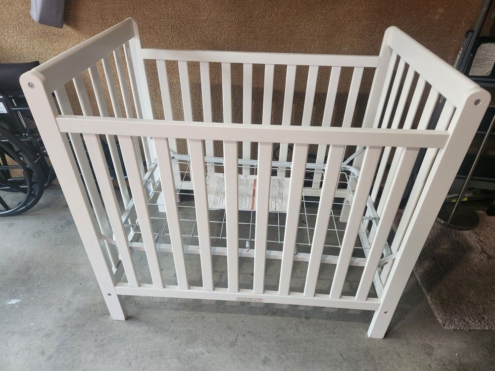 White Baby Crib In Excellent Condition 