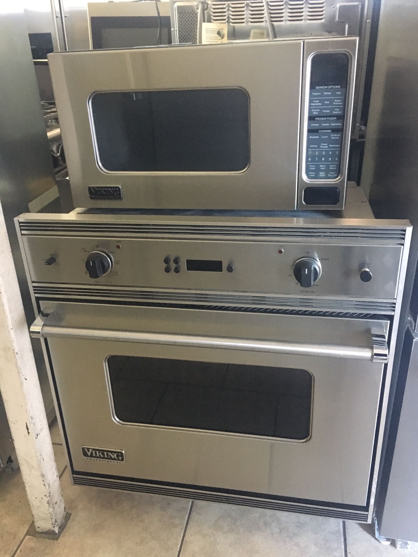 Viking single oven and microwave
