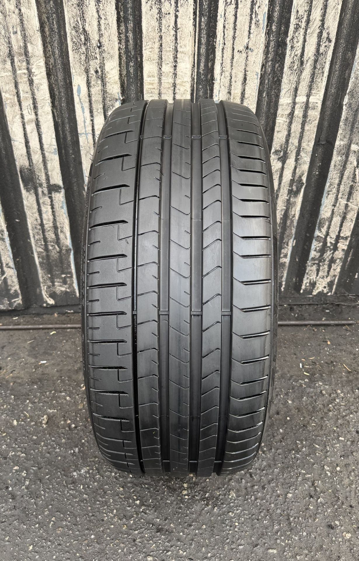 235/35/20  Pirelli P-Zero PZ4 PNCS Tesla 