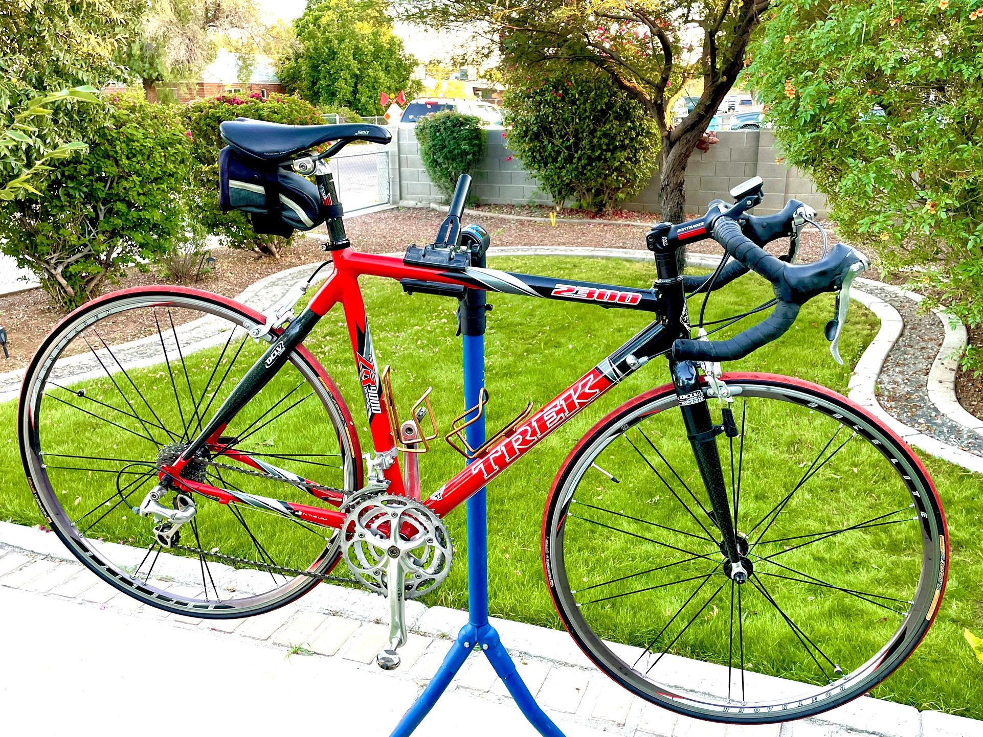 TREK  -ROAD BIKE - 2700  CARBON 