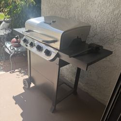 Charbroil BBQ grill with Propane Tank!!
