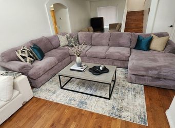 Super Lage Gray Sectional in Excellent Condition!