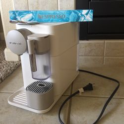DeLonghi NESPRESSO Off-White Lattisima Espresso Coffee Machine + NESPRESSO Cold Brew Freddo Delicato ☕️ Sleeve 