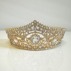 Tiara or crown Corona 