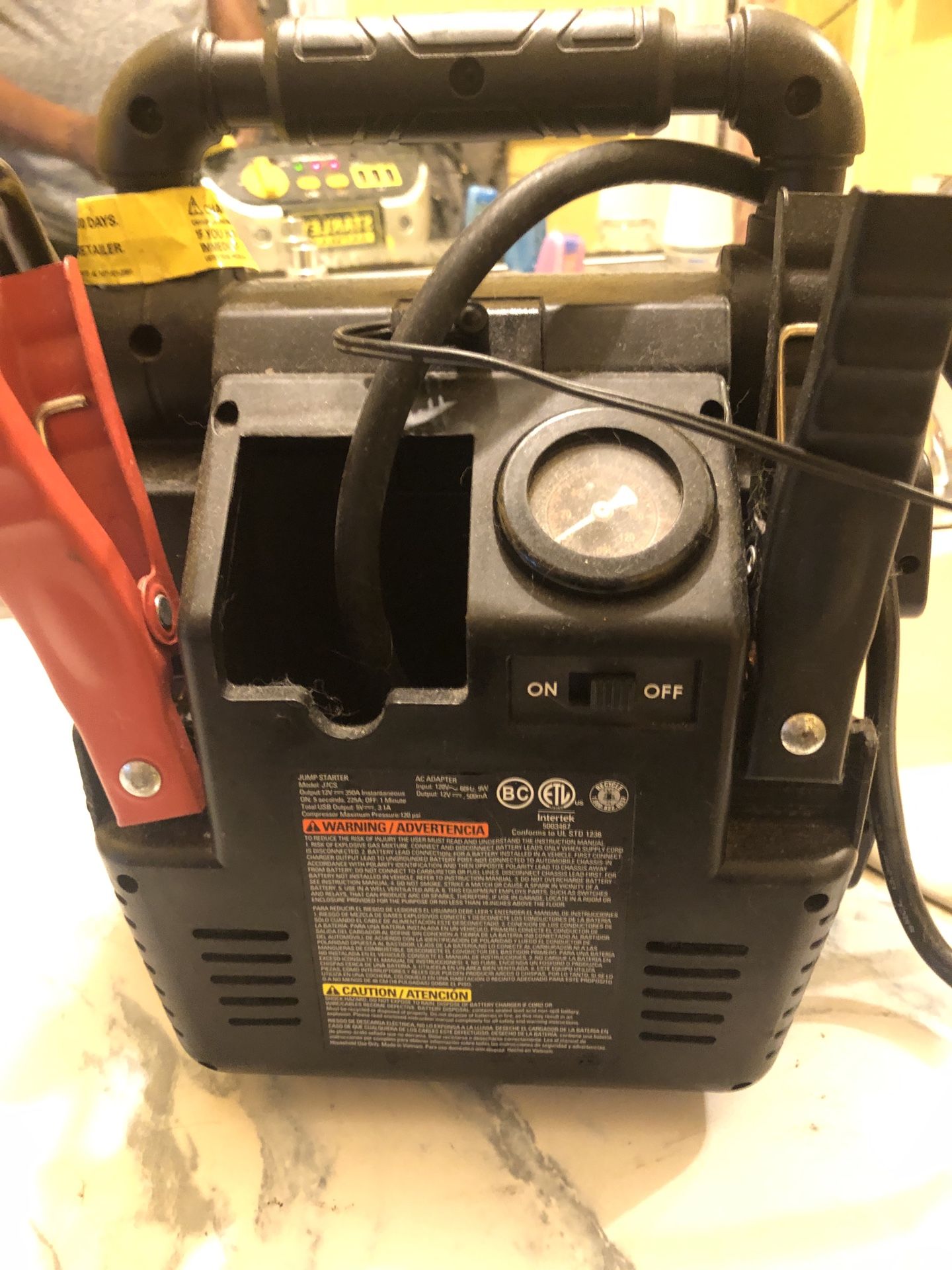 Stanley FATMAX 700 Peak Battery 350 Amp Jump Starter 120 PSI Compressor