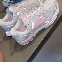 BRAND NEW Nike Vomeros Size 6Y , 7Y , 5Y 🛍️