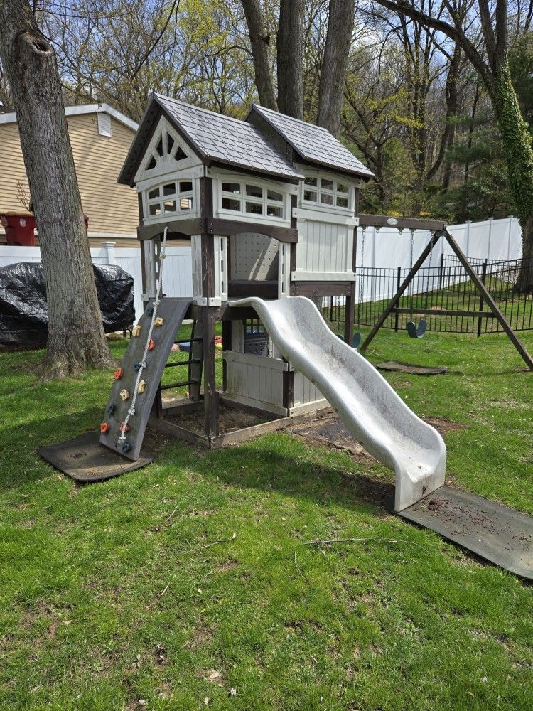 Suncast Playground Swing Set