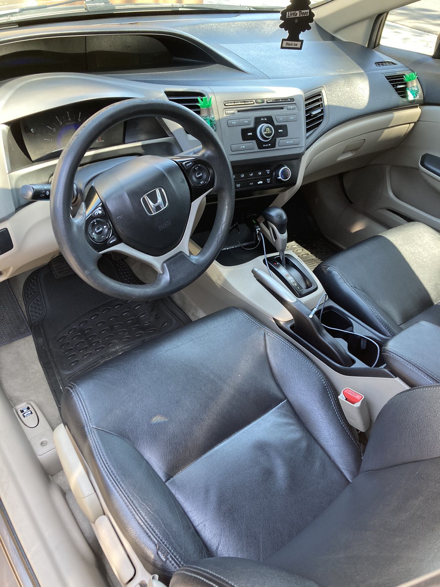 Photo Honda Civic are given 2012 four doors is in perfect condition 116,049 wild title you can bring your mechanic if you want the car is in perfect conditi