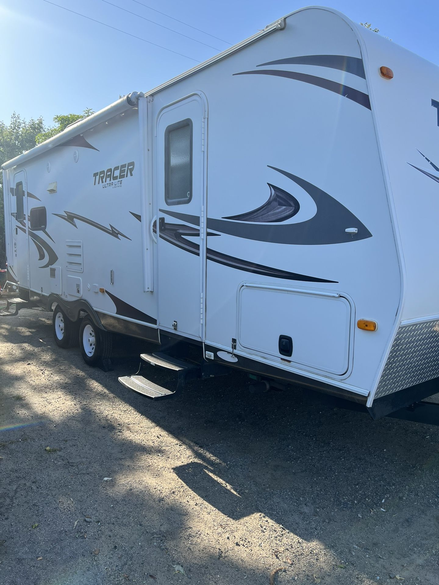 2011 TRACER Travel trailer 29ft Super slide out Pristine condition