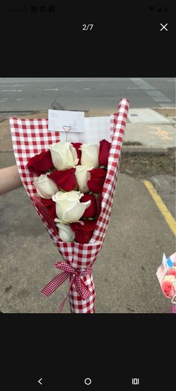 Ramo dé flores naturales muy bonito Mándeme mensaje si tiene preguntas aga su pedido ahora