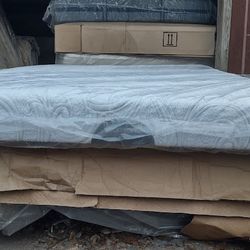 Serta icomfort King Size Mattress (Mattress Only)