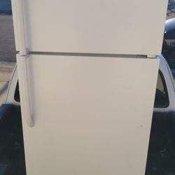 FRIGIDAIRE 28" REFRIGERATOR WORKS GREAT CAN DELIVER 