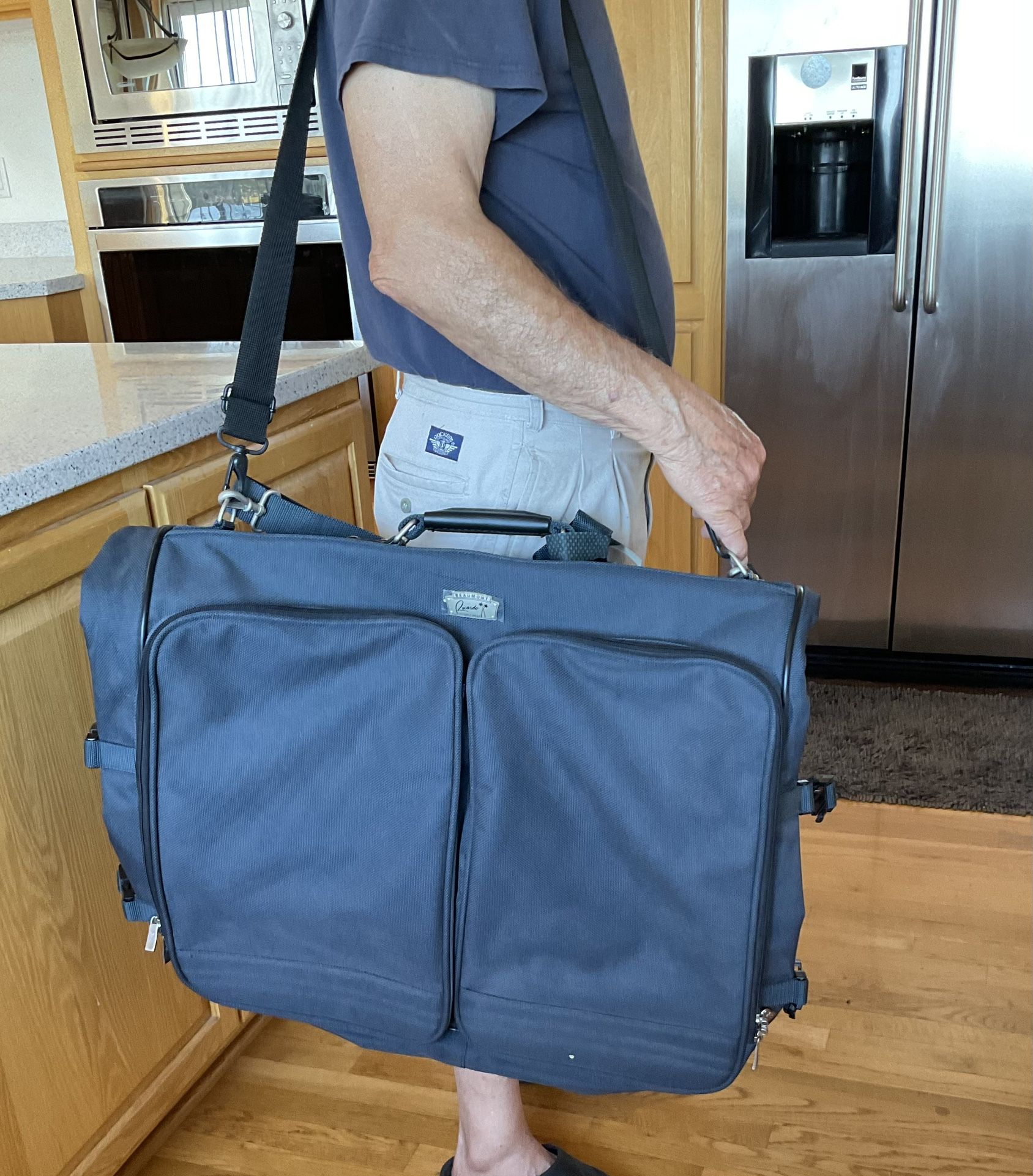 NEW Quality Garment Travel Bag For Suits Or Dresses