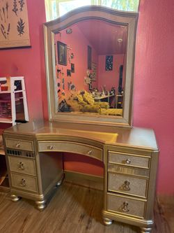 Vanity Desk with Mirror and Drawers