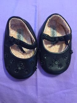 Baby girl size 2 black dress shoe with flowers
