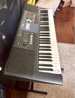 Yamaha PSR-E333 Electric Keyboard with stand and power cable