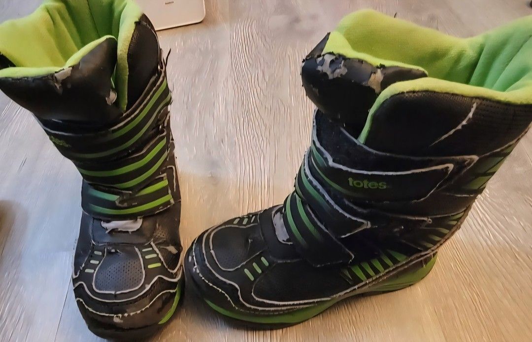 Totes Black and Green Kids Winter Boots
