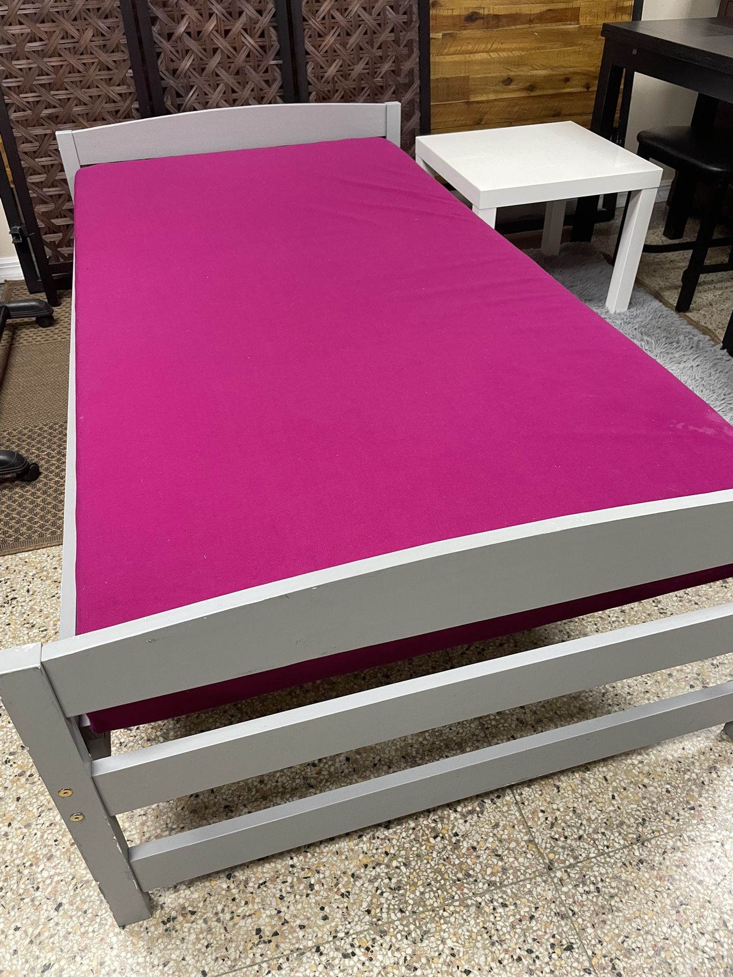 Twin Platform Bed, Mattress & side table 🚚 extra  Cama individual con plataforma & colchón