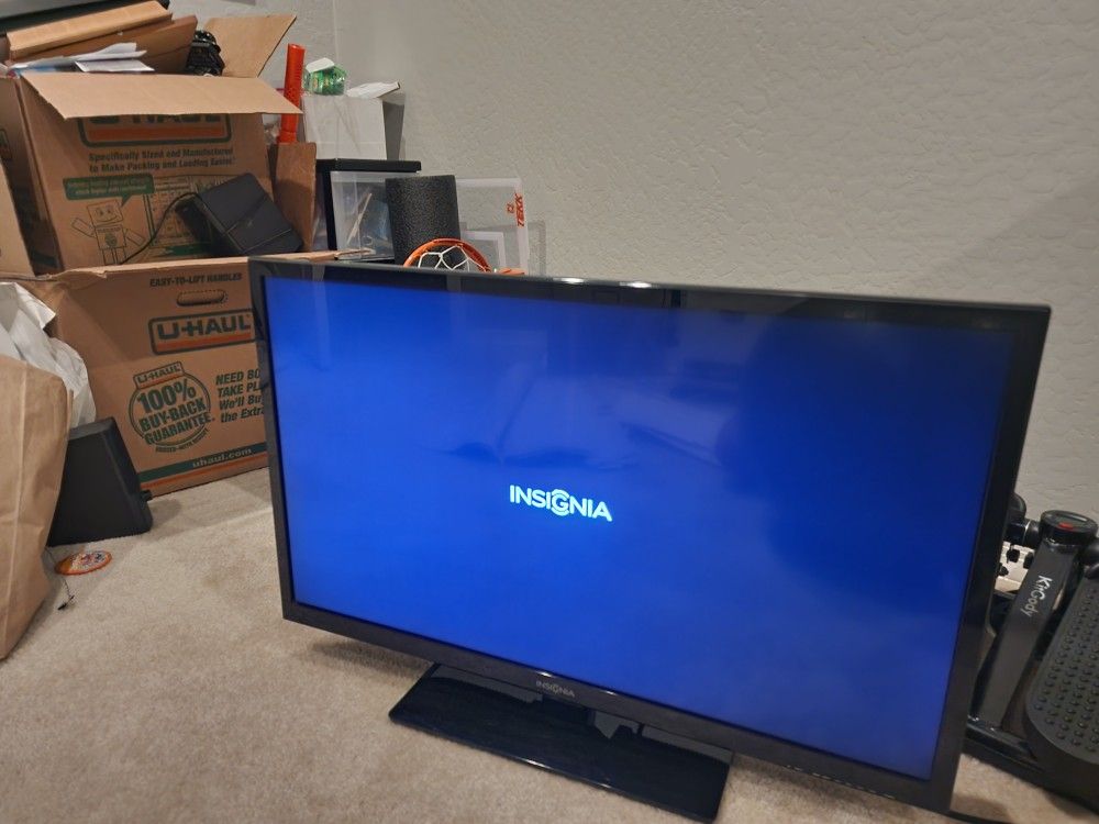 📺 Insignia 32" LED TV & Built-In DVD Player (Model NS-32D20D20NA14) – Works Great!