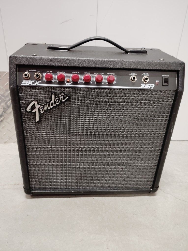 Fender SKX 35R Guitar Combo Amplifier – Red Knob Series – 35-Watt Solid State