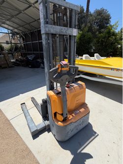 Apollo walk behind pallet Stacker