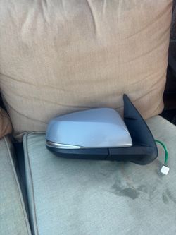 RIGHT PASSENGER SIDE MIRROR 2020 TOYOTA TACOMA (LIGHT GRAY) WITH TURN SIGNAL AND SENSOR OEM.